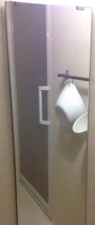 お風呂場の鏡白いウロコ