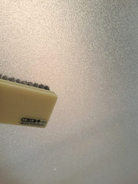 お風呂ドアステンレスブラシで掃除