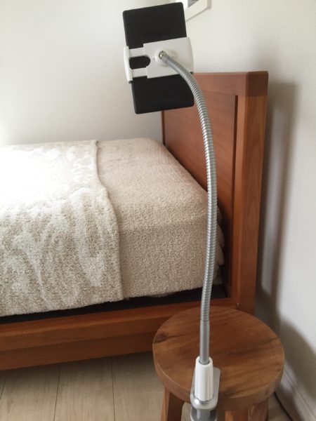 ベッド　仰向け　タブレット